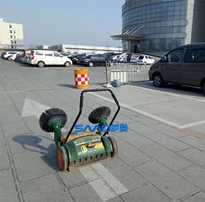 手推式扫地机应用于清扫停车场